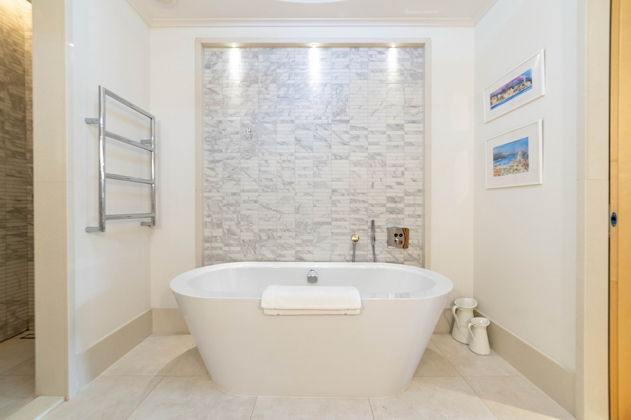Savremeno kupatilo sa samostojećom kadom u apartmanima Porto Montenegro, Tivat, Crna Gora.