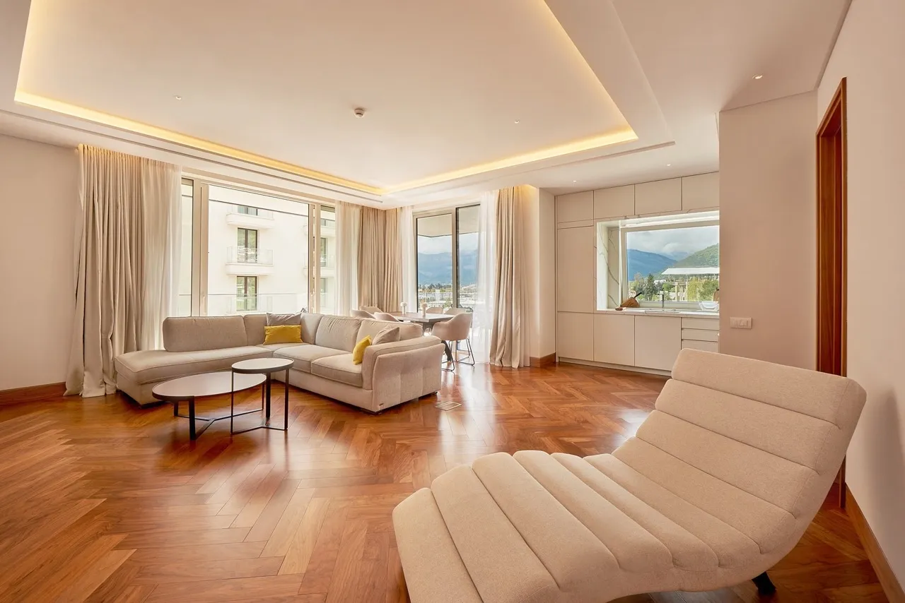 Modernes Wohnzimmer in Porto Montenegro, Tivat: helle Möbel, Fischgrätparkett, Panoramafenster mit Bergblick.