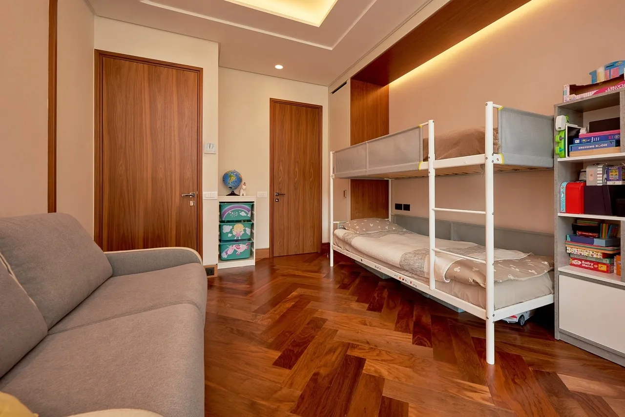 Kinderzimmer mit Etagenbett in einer Wohnung, Porto Montenegro, Tivat, Montenegro: Parkett und modernes Design.