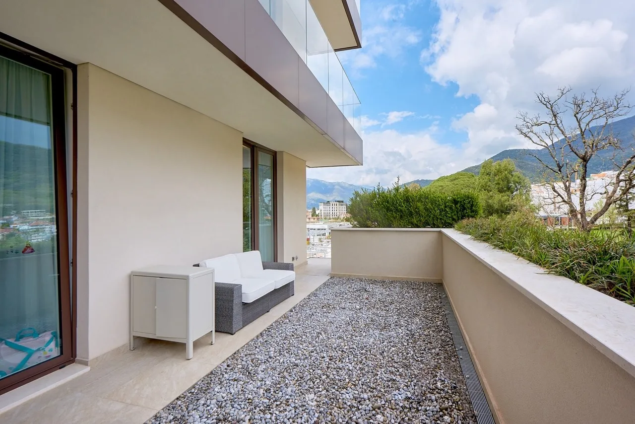 Geräumige Terrasse mit Möbeln in der Wohnung Porto Montenegro, Tivat, Montenegro: Blick auf die Berge und moderne Ausstattung.