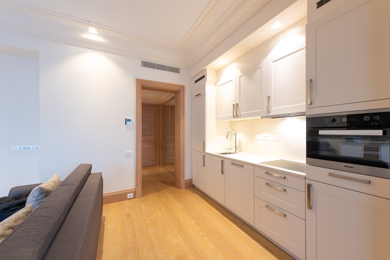 Savremena kuhinja sa ugrađenim Miele uređajima u stanu u kompleksu Porto Montenegro, Tivat, Crna Gora.