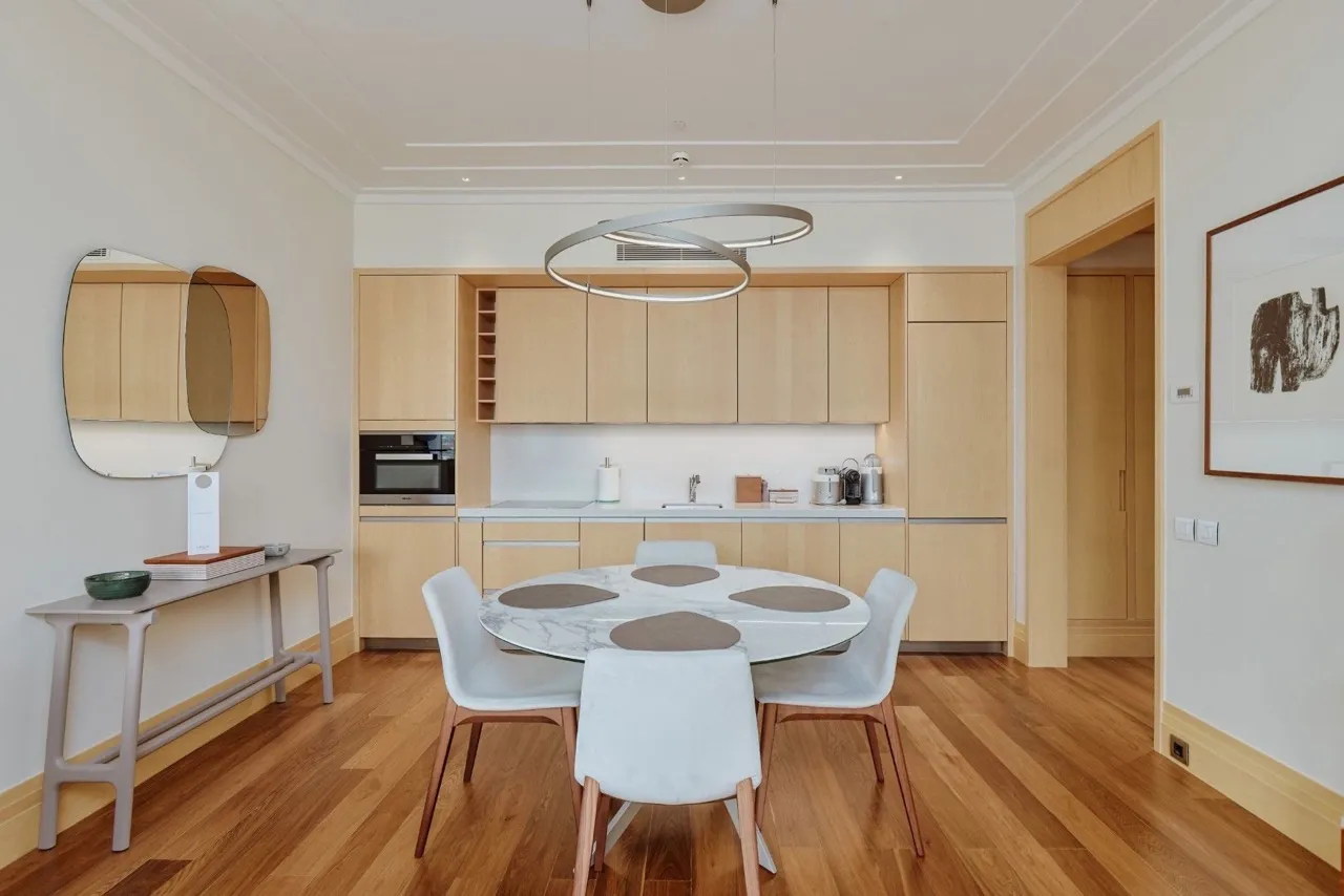 Moderne Küche in einer Wohnung in Porto Montenegro, Tivat, Montenegro: helle Möbel, Marmortisch und stilvolles Interieur.