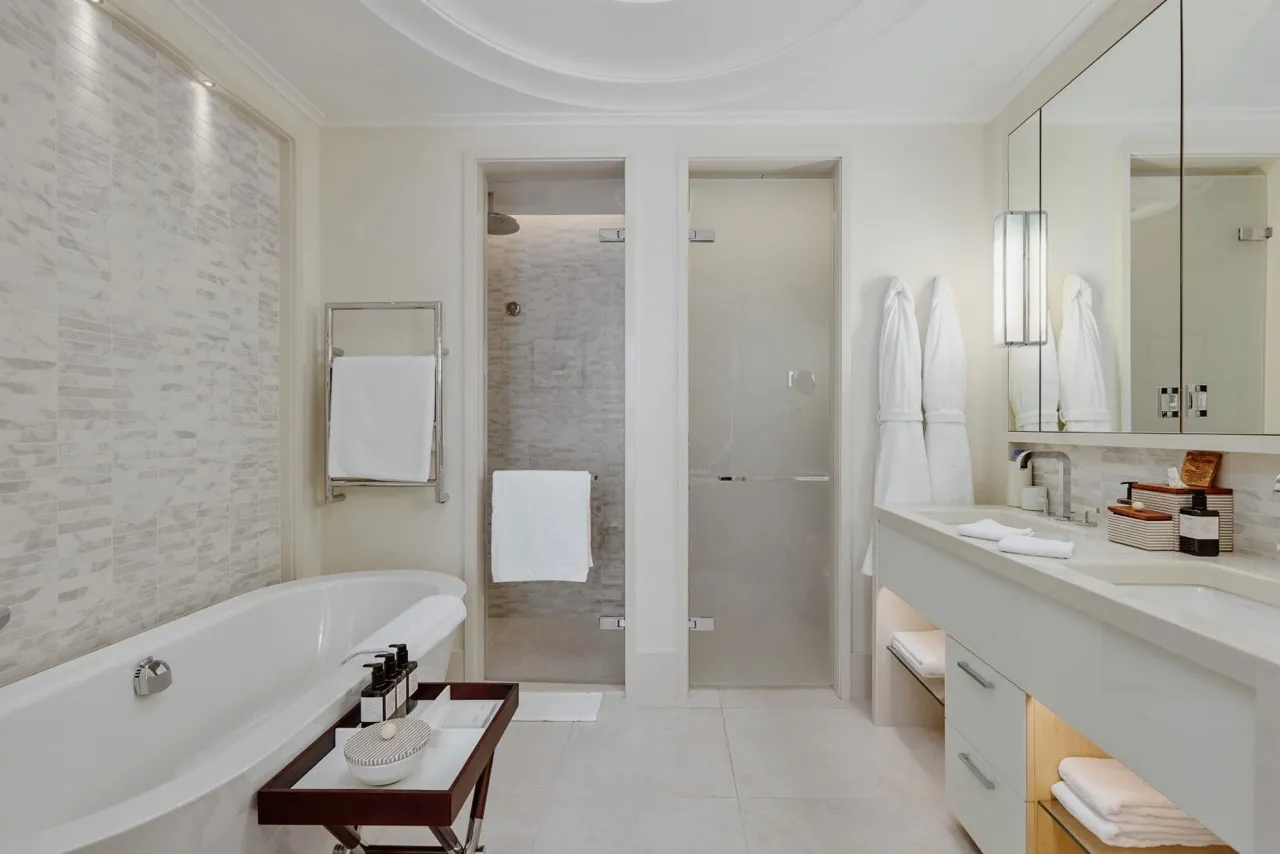 Modernes Badezimmer in einer Wohnung in Porto Montenegro, Tivat, Montenegro: Badewanne, Dusche und stilvolle Ausstattung.