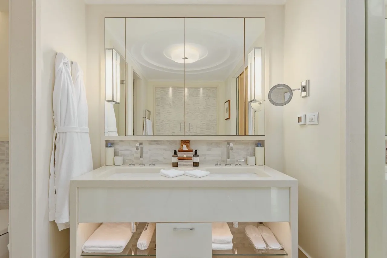 Modernes Badezimmer mit Doppelwaschbecken in einer Wohnung in Porto Montenegro, Tivat, Montenegro: stilvolles Interieur.
