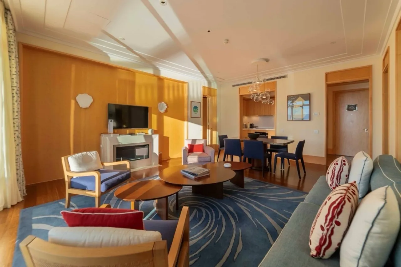 Wohnzimmer mit Kamin und Essbereich in der Wohnung Porto Montenegro, Tivat, Montenegro: modernes Interieur mit Möbeln.