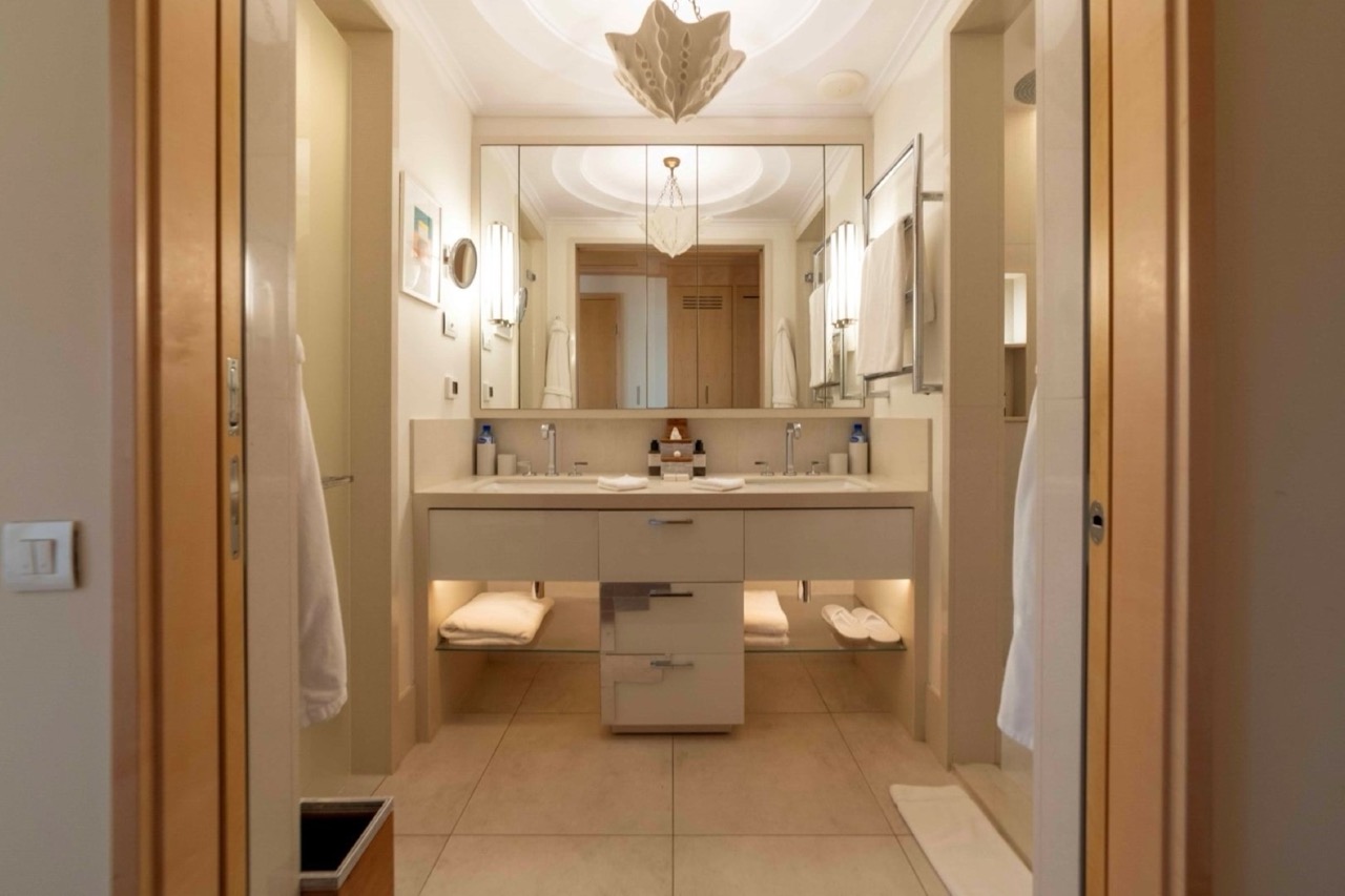 Современная ванная комната с двумя раковинами в квартире Porto Montenegro, Тиват, Черногория.