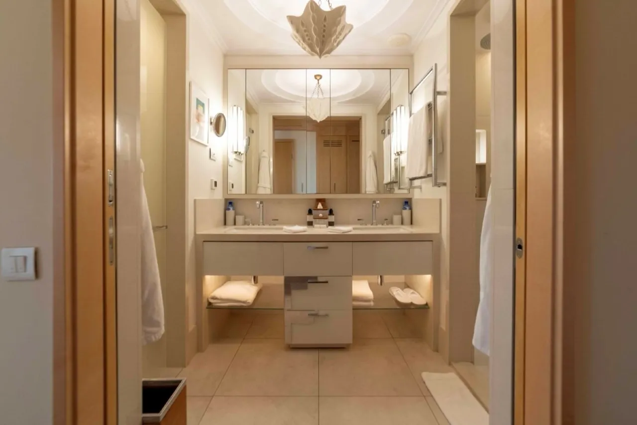 Modernes Badezimmer mit zwei Waschbecken in der Wohnung Porto Montenegro, Tivat, Montenegro.