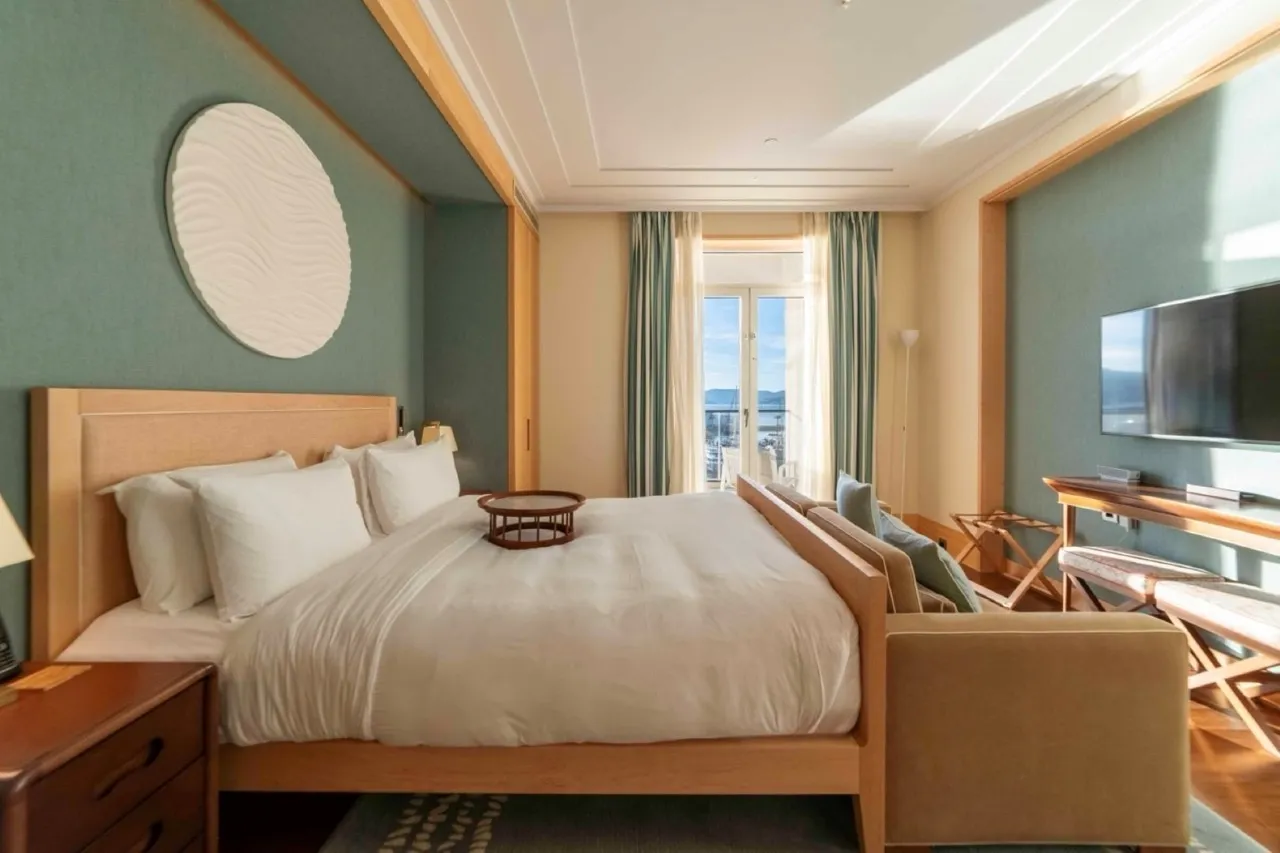 Modernes Schlafzimmer in Porto Montenegro, Tivat: Doppelbett, Blick auf die Marina, hochwertige Ausstattung, Montenegro.