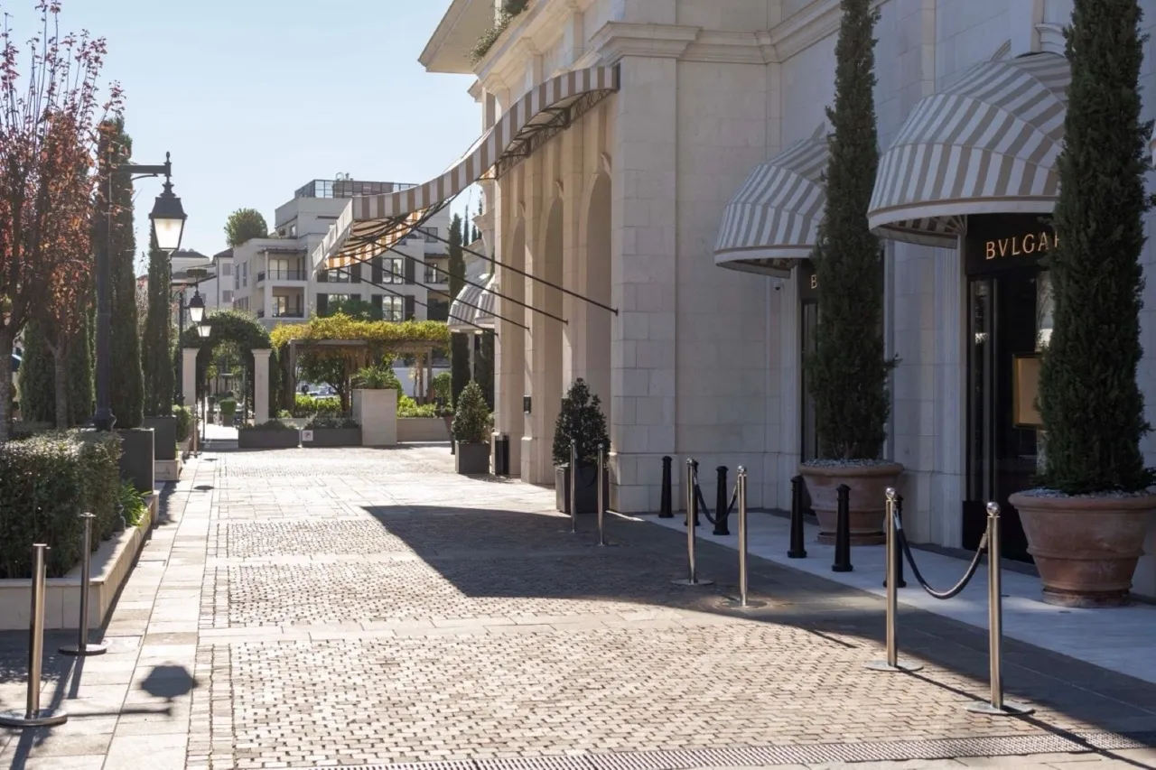 Exklusive Flaniermeile mit Boutiquen in Porto Montenegro, Tivat, Montenegro: Steinpflaster und Gebäudefassade.