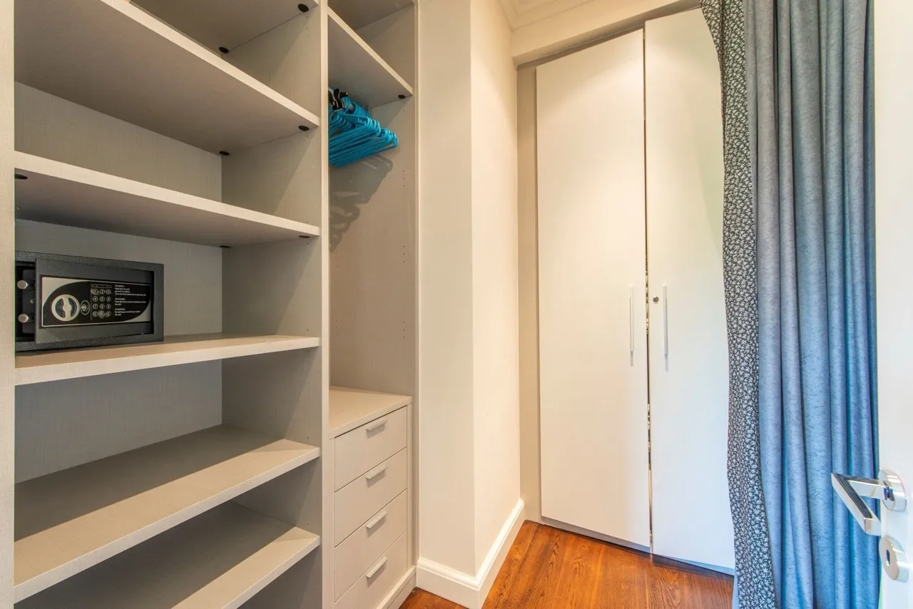 Einbauschrank mit Regalen, Safe und Schubladen im Schlafzimmer der Wohnung in Porto Montenegro, Tivat, Montenegro.