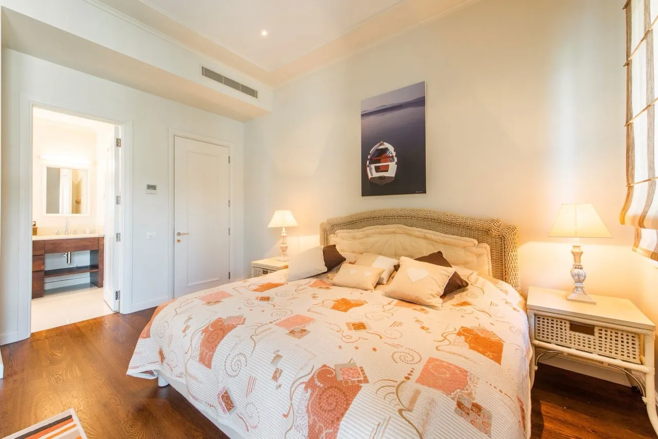 Gemütliches Schlafzimmer mit Rattanmöbeln in einer Wohnung in Porto Montenegro, Tivat, Montenegro: Blick auf den Innenraum und das Badezimmer.