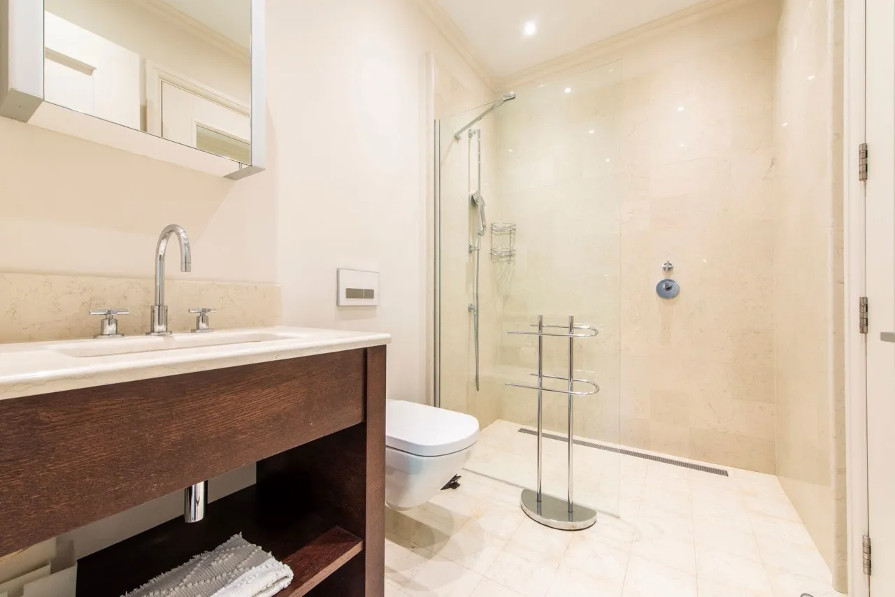 Modernes Badezimmer mit Duschkabine in der Wohnung im ЖК Порто Монтенегро, Tivat, Montenegro.