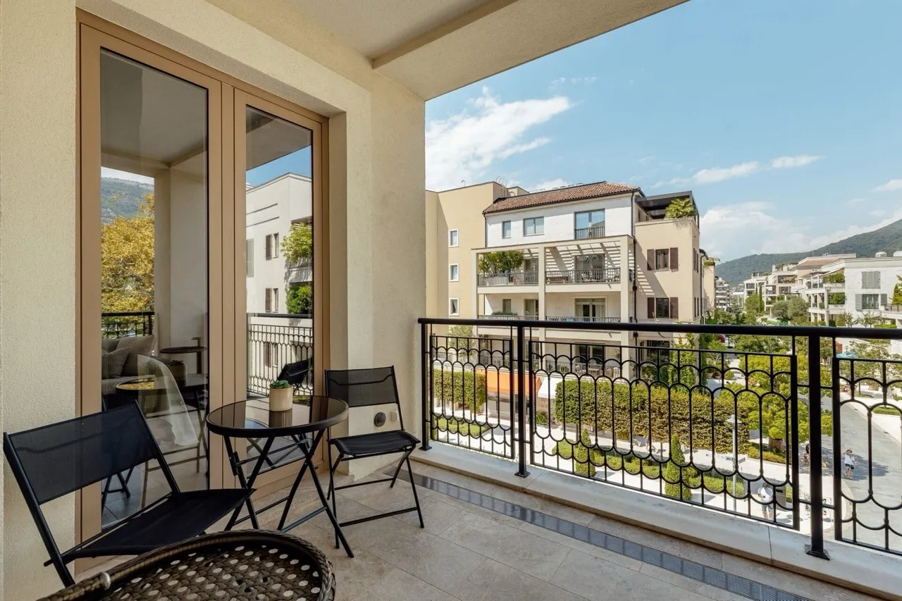 Gemütlicher Balkon mit Möbeln im exklusiven ЖК Porto Montenegro, Tivat, Montenegro, mit Blick auf das gepflegte Gelände.