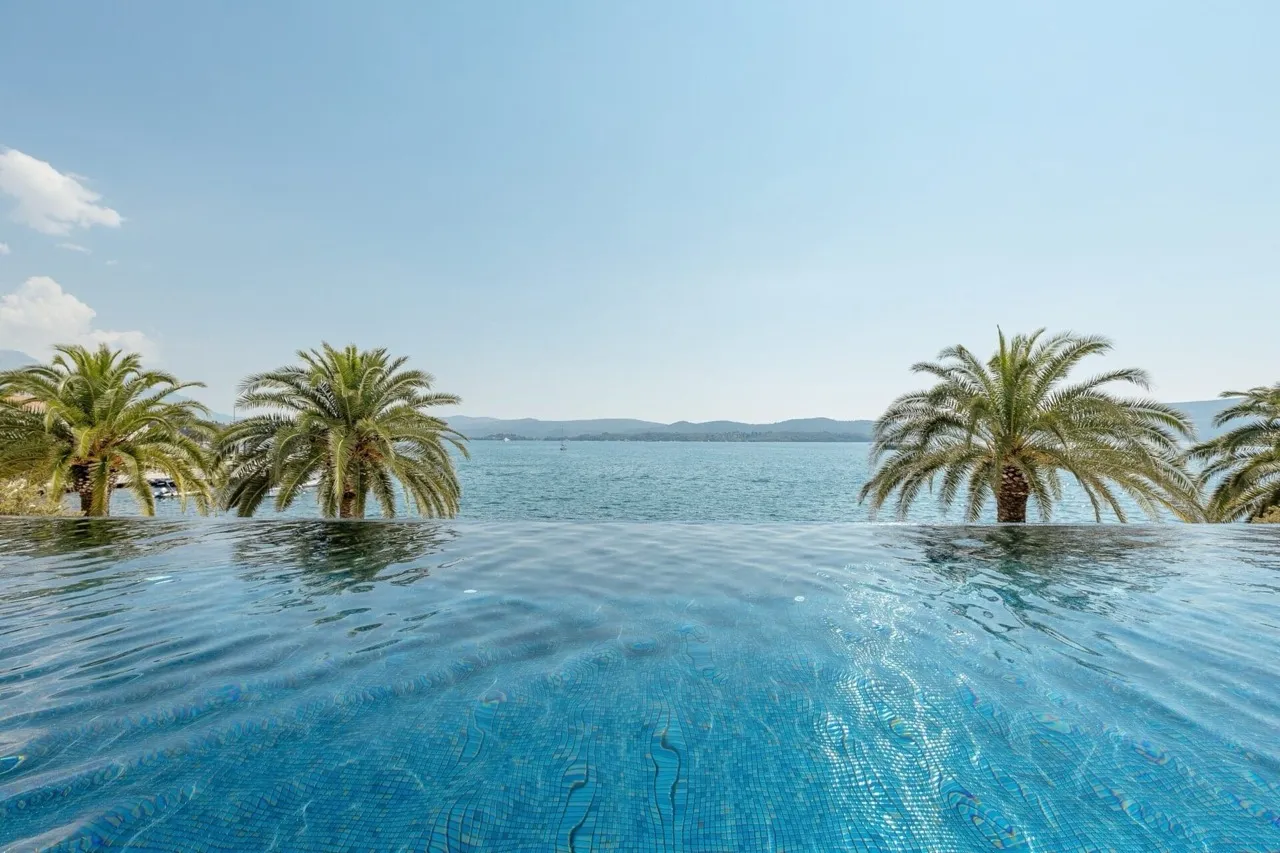 Infinity-Pool mit Meer- und Palmenblick in der Wohnanlage Porto Montenegro, Tivat, Montenegro.