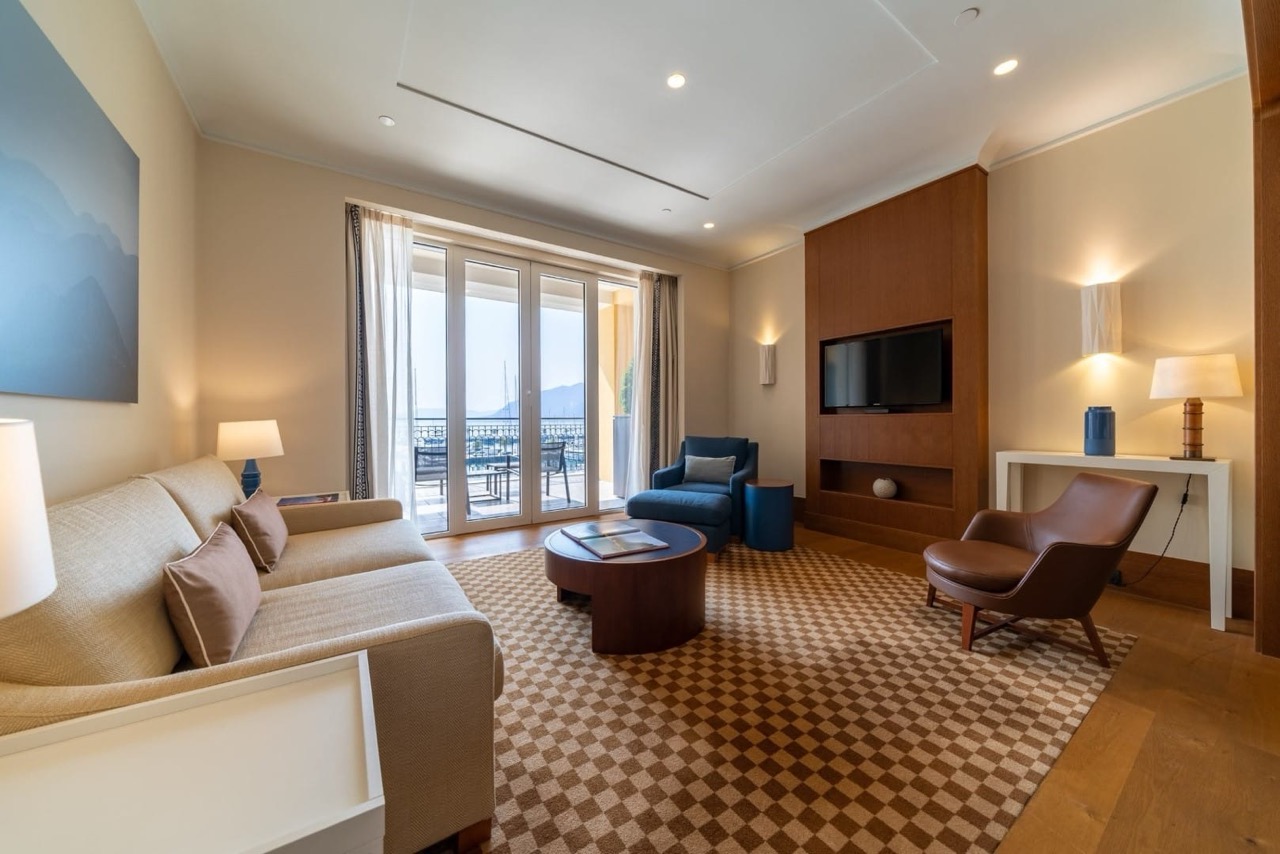 Гостиная в квартире Porto Montenegro, Тиват, Черногория: современная мебель, вид на марину и терраса.