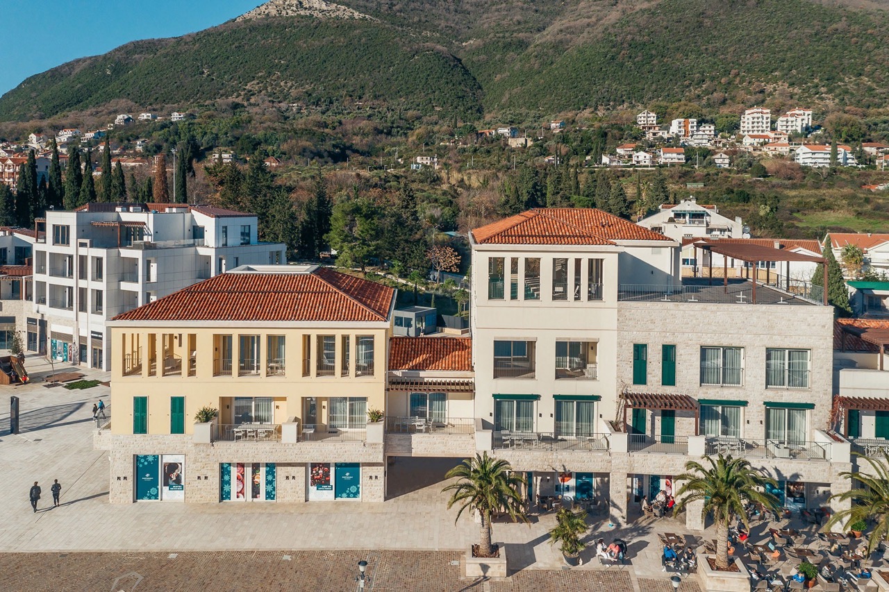 Außenansicht des Wohnkomplexes Portonovi in Kumbor, Montenegro: moderne Gebäude mit Terrassen und Ziegeldächern.