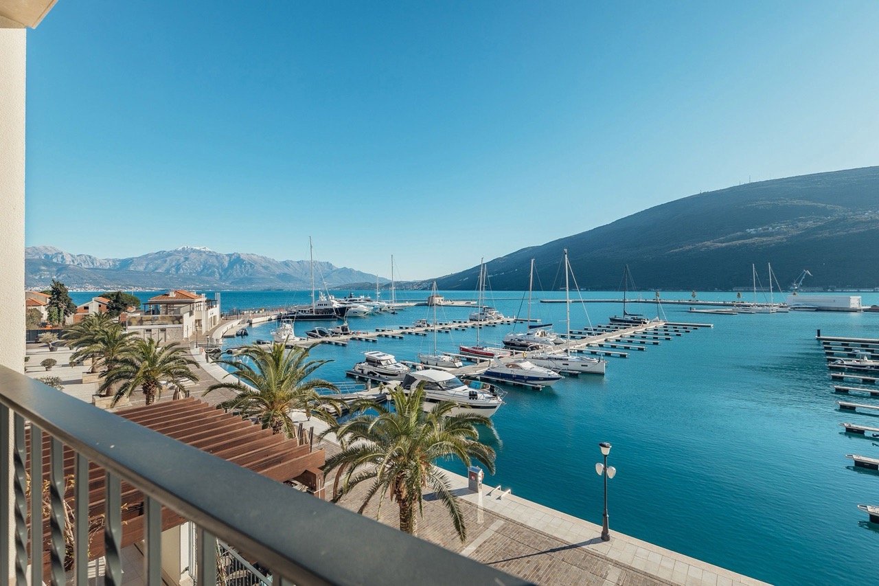 Blick vom Balkon der Wohnung in Portonovi, Kumbor, Montenegro: Panorama auf den Yachthafen, die Berge und die Adria.