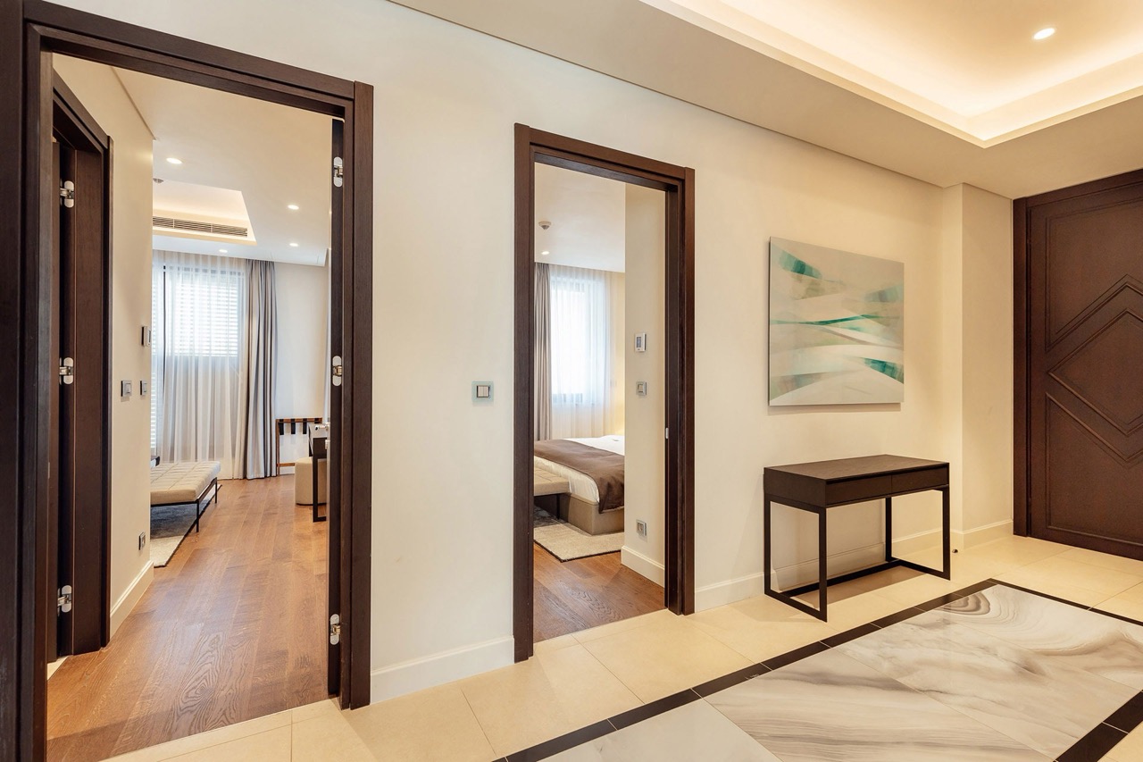 Modernes Interieur des Flurs mit zwei Schlafzimmern in den Portonovi-Apartments, Kumbor, Montenegro: Marmorboden und Dekor.