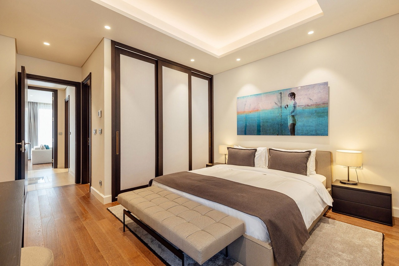 Modernes Schlafzimmer mit Doppelbett und Einbauschrank in den Portonovi Apartments, Kumbor, Montenegro.