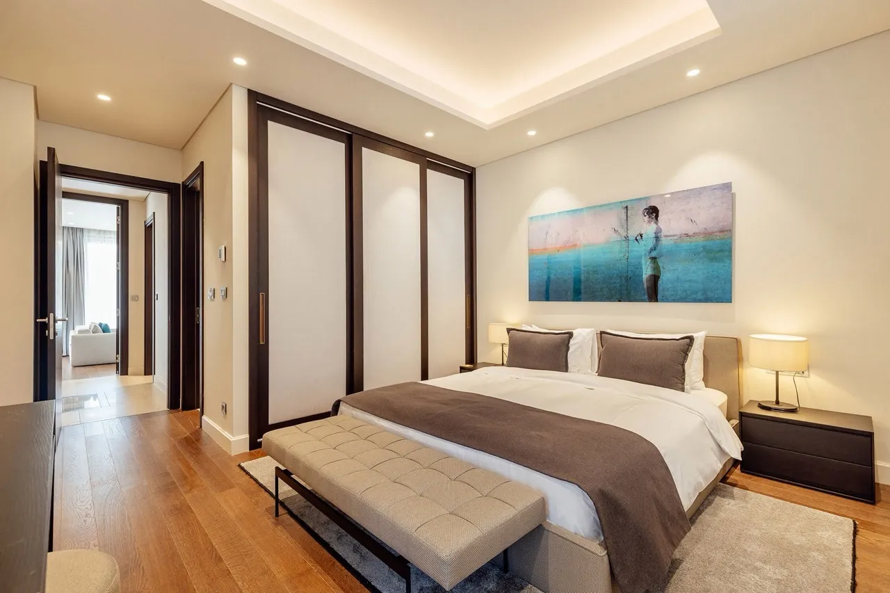 Modernes Schlafzimmer in der Wohnung Portonovi, Kumbor, Montenegro: Doppelbett, Einbauschrank und stilvolle Dekoration.