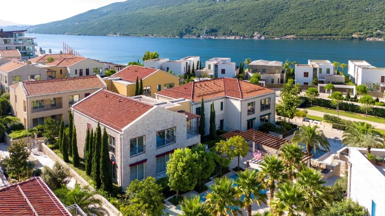 Blick auf die exklusive Wohnanlage Portonovi in Kumbor, Montenegro: moderne Villen, Pool und Meerpanorama.