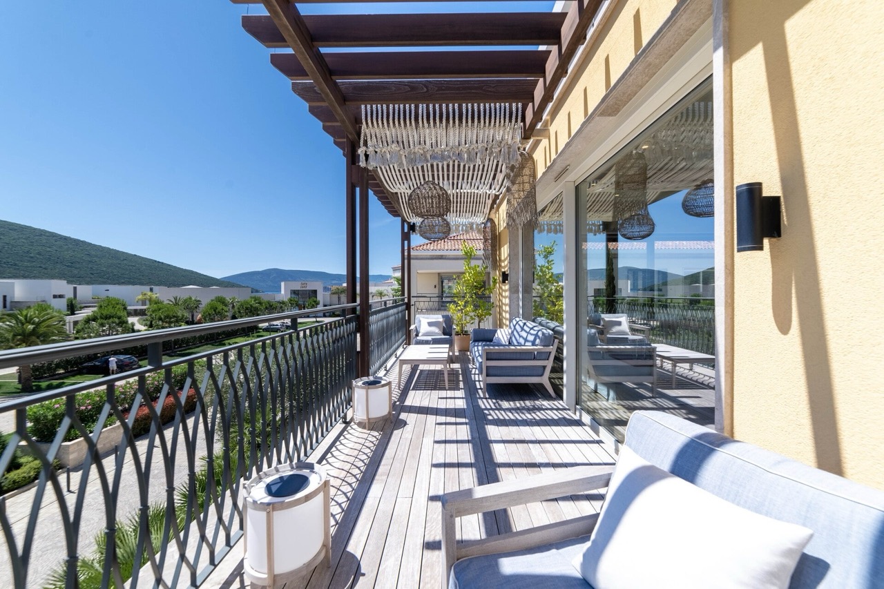 Geräumige Terrasse mit Holzbelag und Möbeln in der Wohnanlage Portonovi, Kumbor, Montenegro.