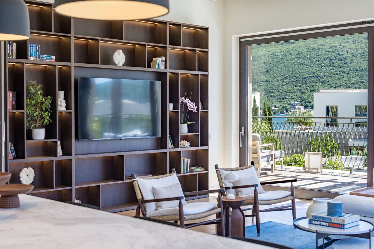Wohnzimmer in der Wohnung Portonovi, Kumbor, Montenegro: modernes Regal, Meer- und Bergblick von der Terrasse.