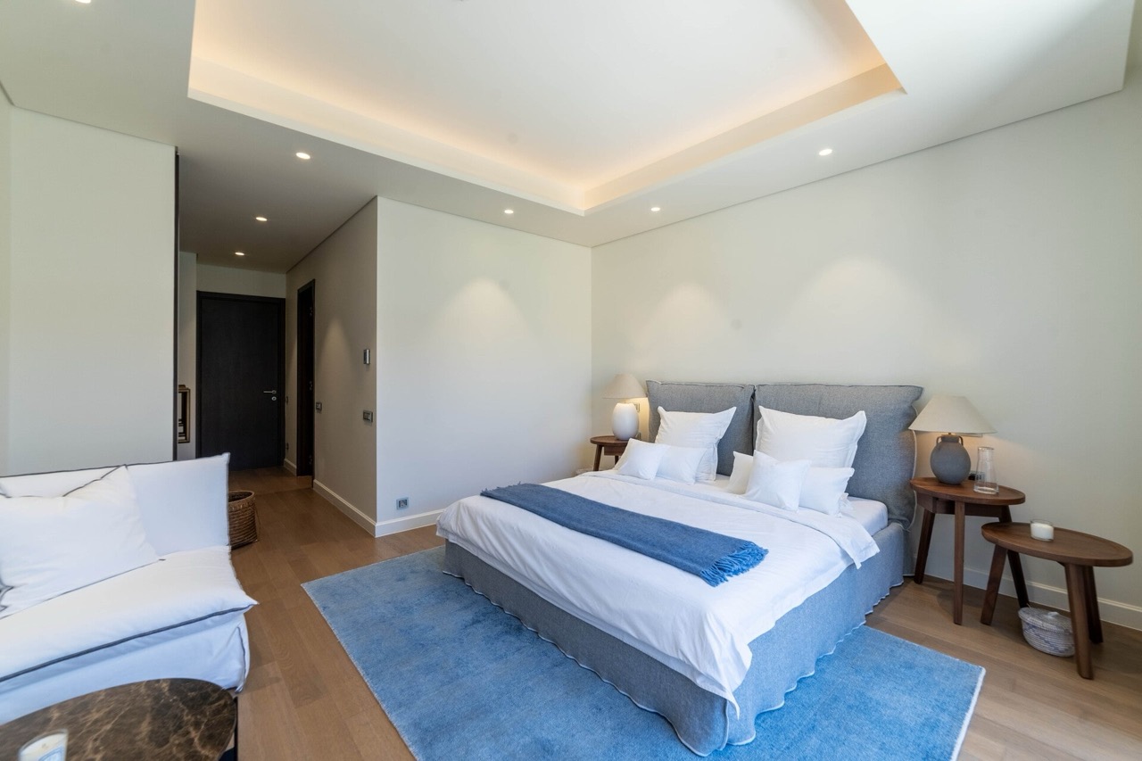 Modernes Schlafzimmer in einer Wohnung in Portonovi, Kumbor, Montenegro: Doppelbett, Parkett und stilvolles Interieur.