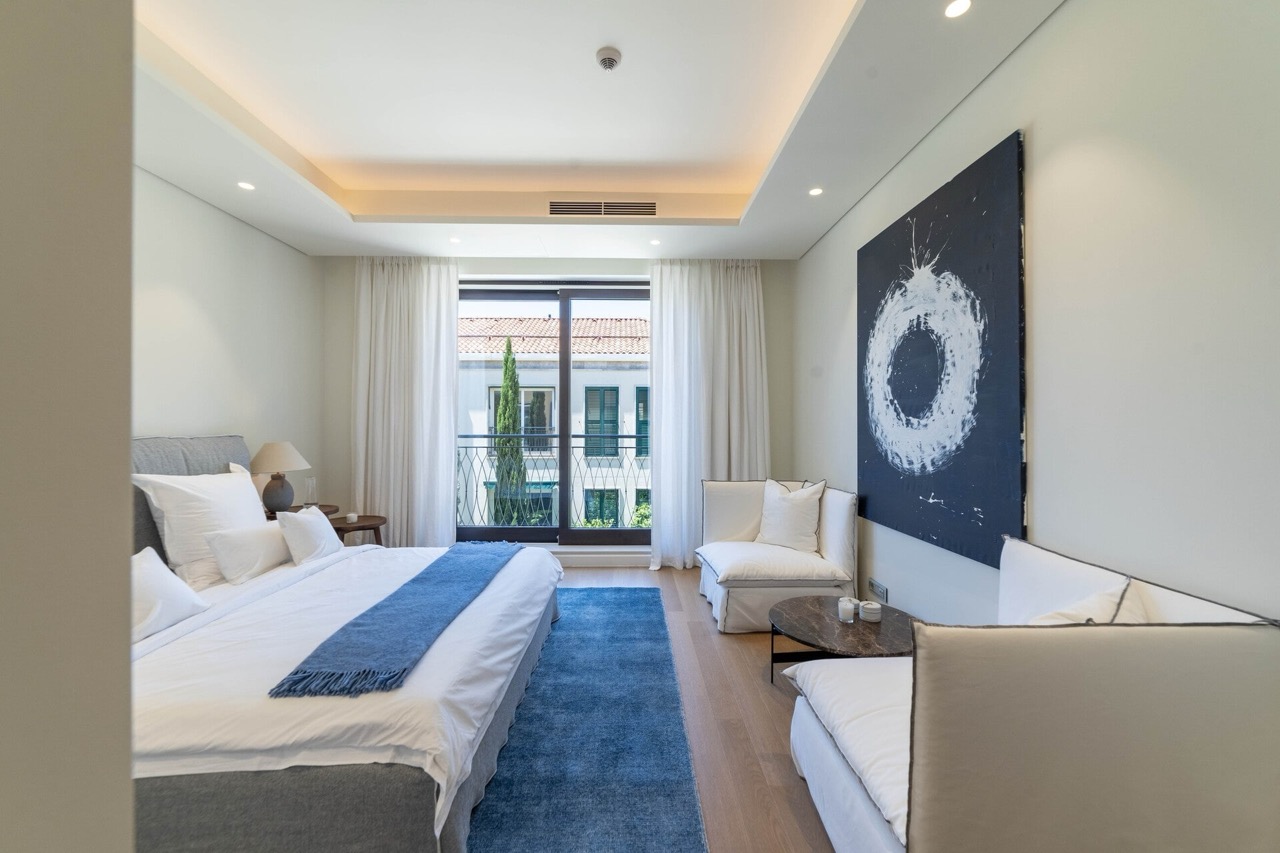 Modernes Schlafzimmer in Portonovi, Kumbor, Montenegro: Doppelbett, Sitzbereich, Balkon und stilvolles Interieur.