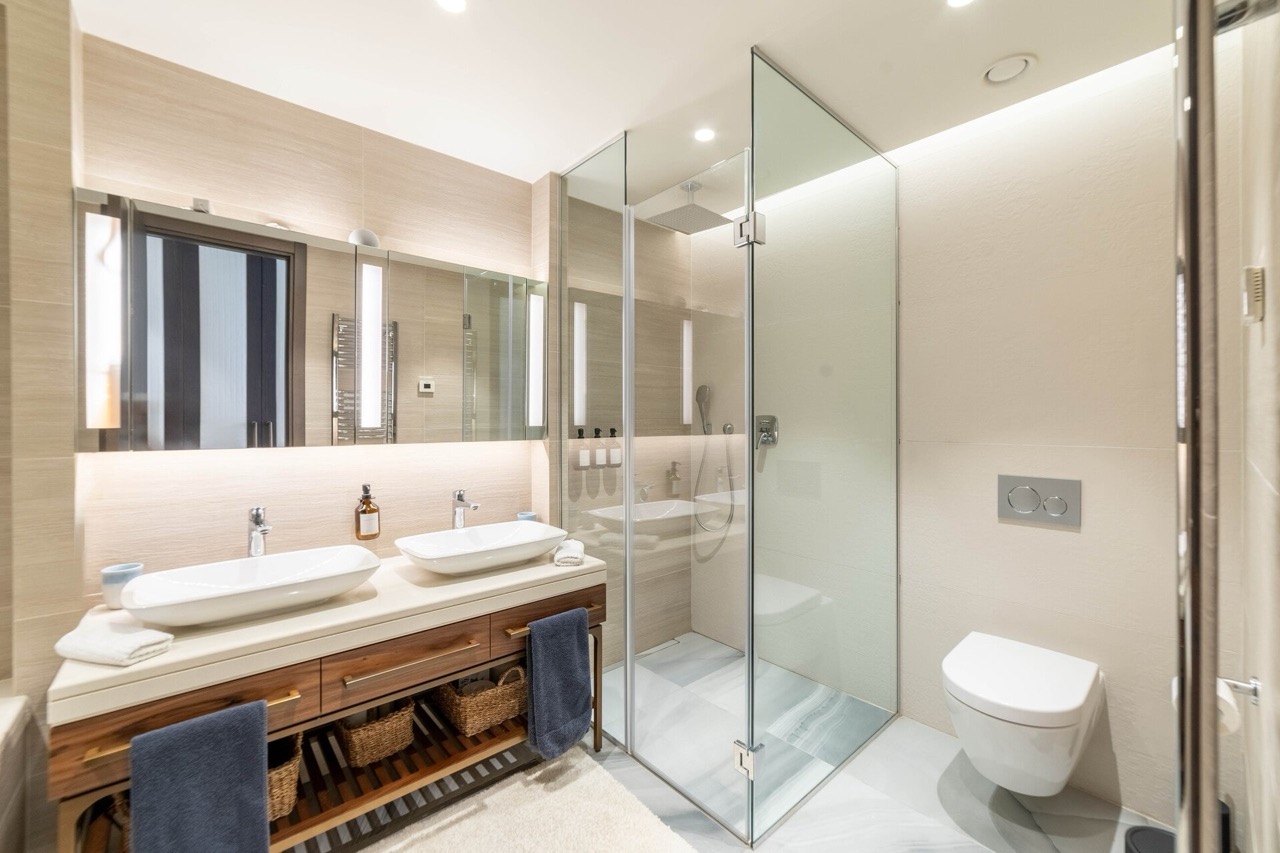 Modernes Badezimmer mit zwei Waschbecken und Duschkabine in der Wohnung Portonovi, Kumbor, Montenegro.