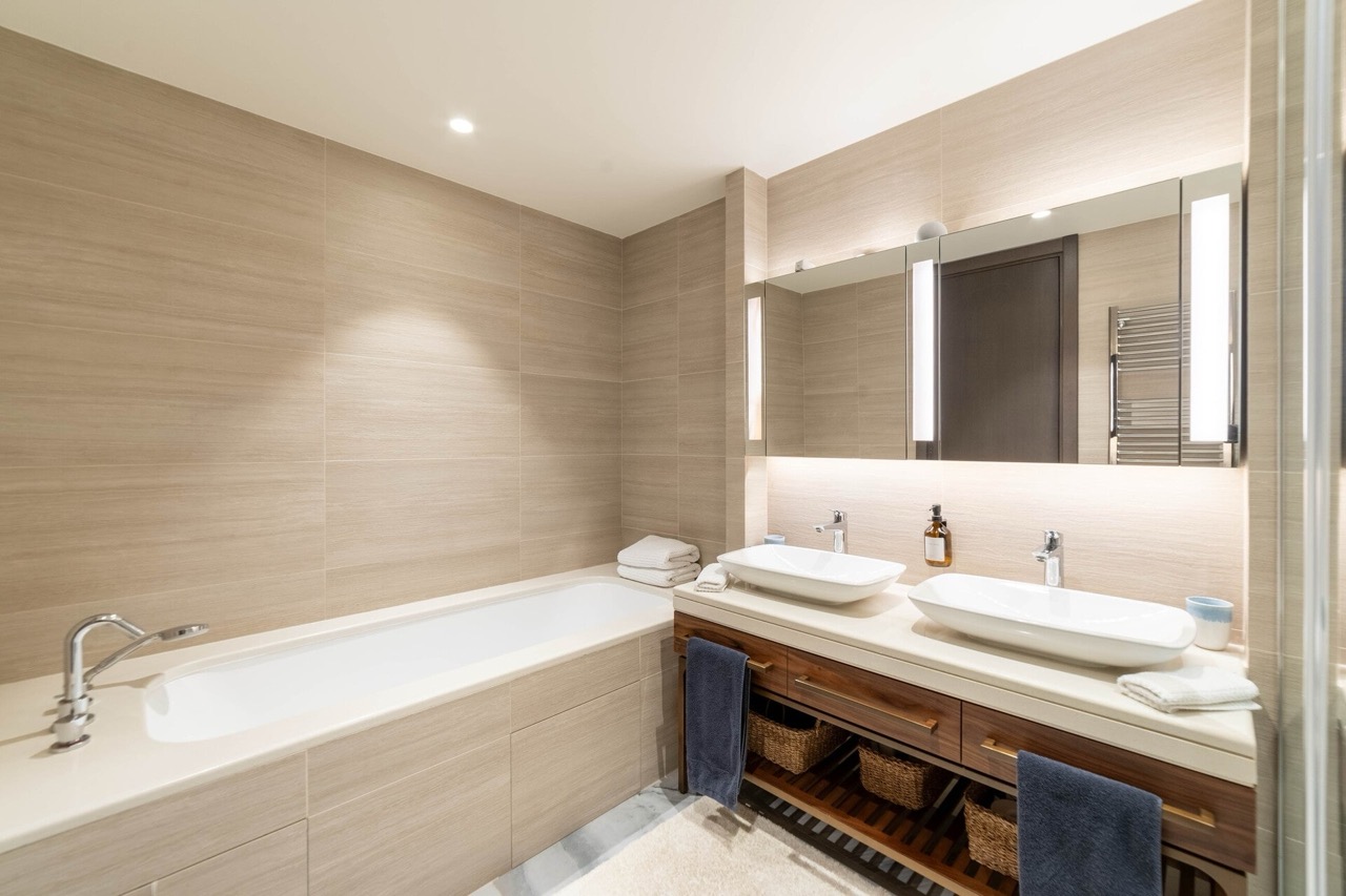 Modernes Badezimmer mit zwei Waschbecken und Badewanne in der Wohnung Portonovi, Kumbor, Montenegro.
