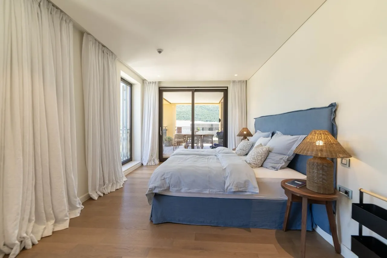 Gemütliches Schlafzimmer mit Doppelbett und Zugang zur Terrasse in den Portonovi Apartments, Kumbor, Montenegro.