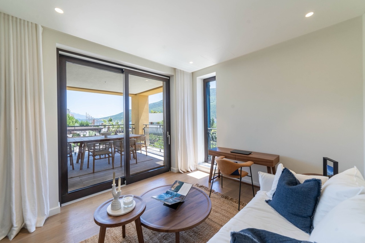 Wohnzimmer mit Zugang zur Terrasse in den Portonovi Apartments, Kumbor, Montenegro: moderne Möbel und Meerblick.