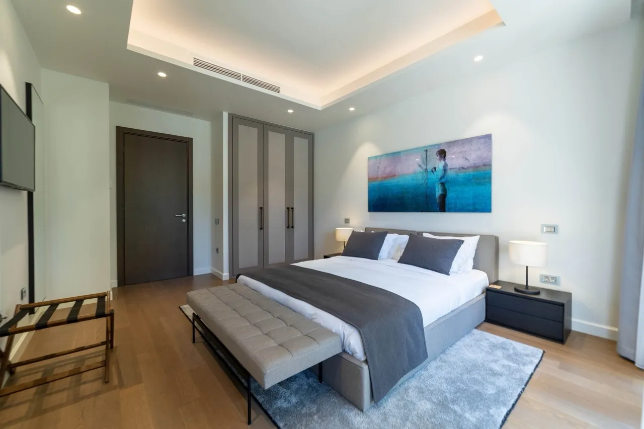 Modernes Schlafzimmer mit Doppelbett in der Wohnung Portonovi, Kumbor, Montenegro: stilvolles Interieur und Parkett.