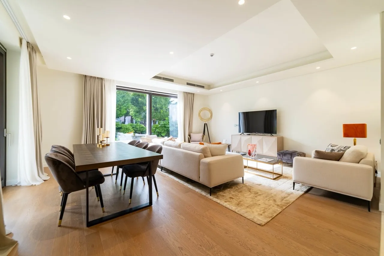 Nowoczesny salon z jadalnią w apartamencie Portonovi, Kumbor, Czarnogóra: jasne wnętrze, panoramiczne okna.
