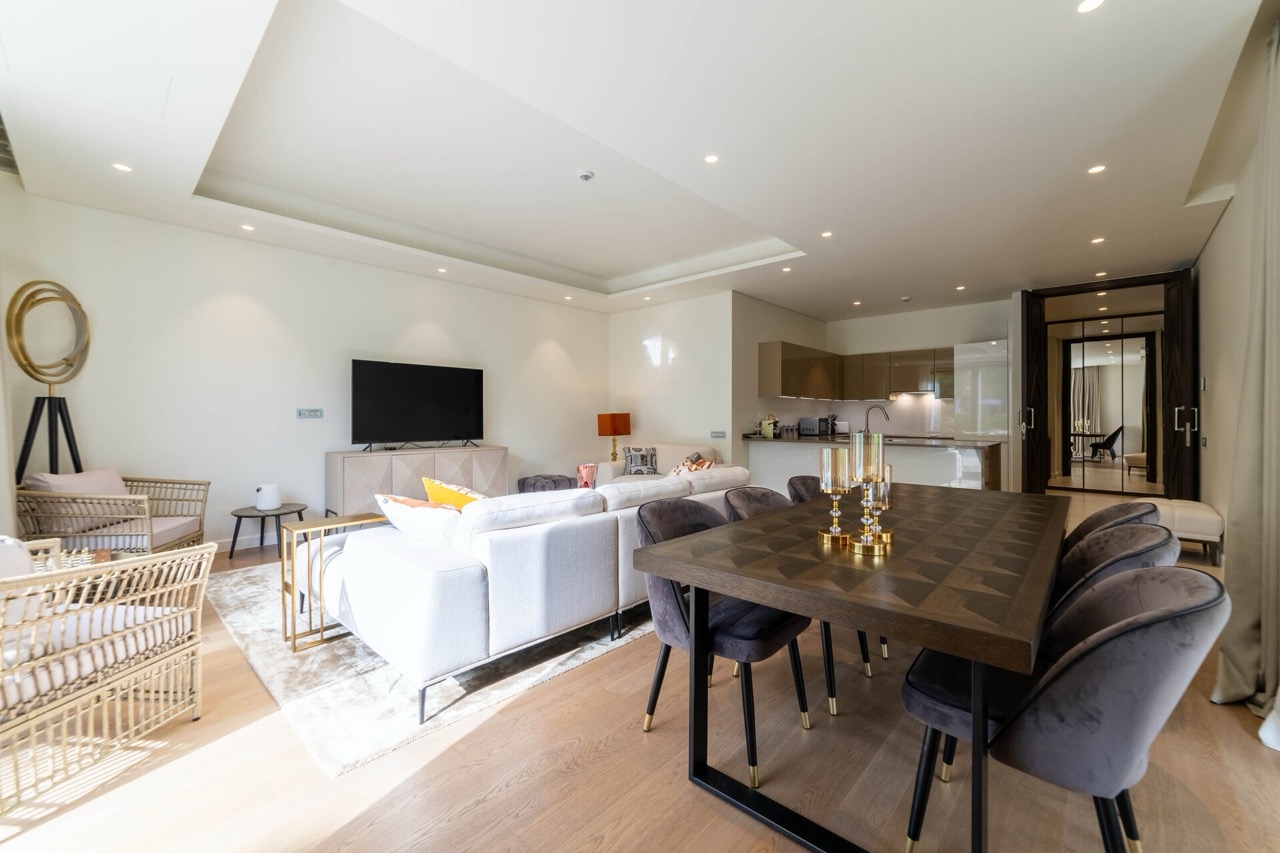 Modernes Wohnzimmer mit Essbereich in der Wohnung Portonovi, Kumbor, Montenegro: stilvolle Möbel und helles Interieur.