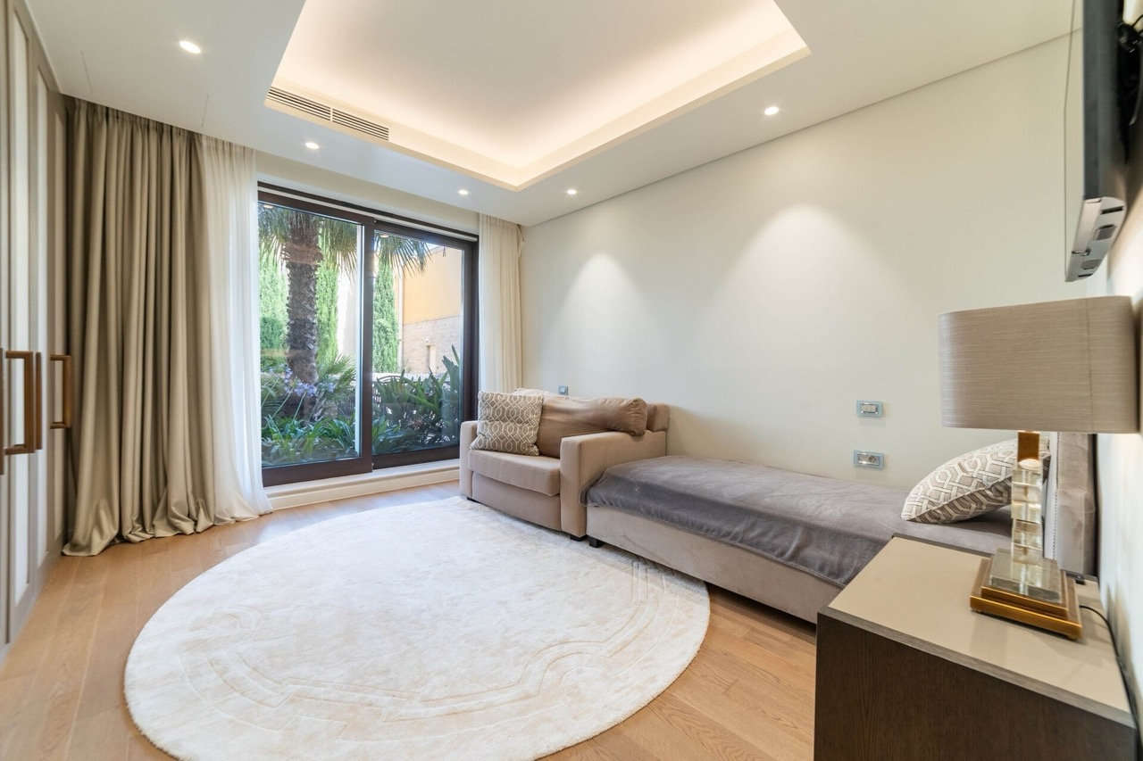 Modernes Wohnzimmer in einer Wohnung in Portonovi, Kumbor, Montenegro: weiche Sitzmöbel, runder Teppich und Panoramafenster.