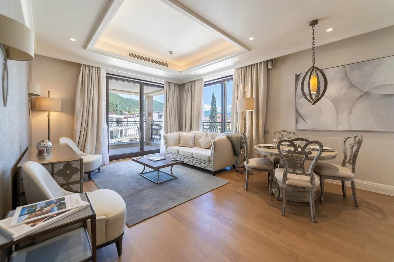 Helles Wohnzimmer mit Essbereich in den Portonovi-Apartments, Kumbor, Montenegro: moderne Möbel und Bergblick.