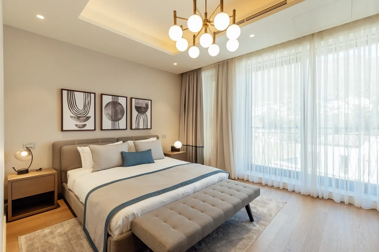Nowoczesna sypialnia z łóżkiem dwuosobowym w apartamencie Portonovi, Kumbor, Czarnogóra: stylowe wnętrze i panoramiczne okna.