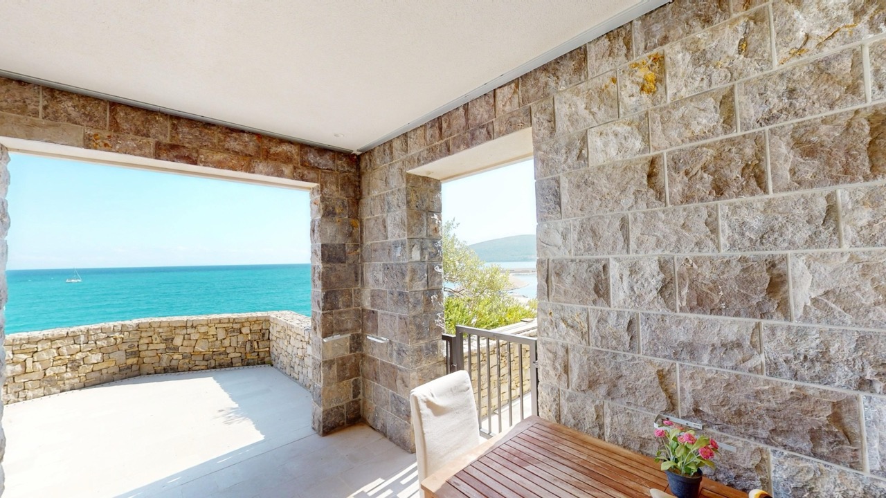 Terrasse mit Steinverkleidung und Panoramablick auf das Meer in den Apartments von Luštica Bay, Radovići, Montenegro.
