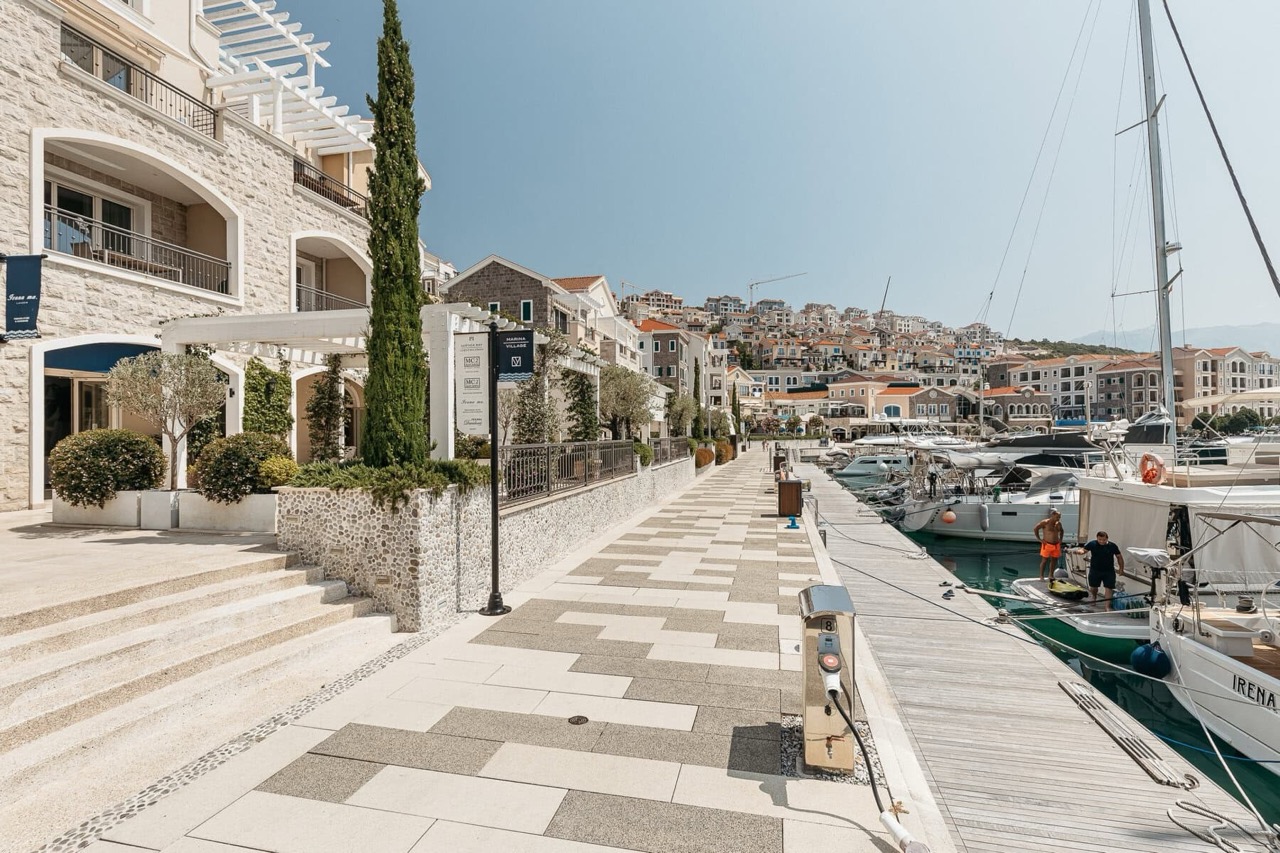 Uferpromenade und Yachthafen Marina Village in Luštica Bay, Radovići, Montenegro: Steingebäude und Meerblick.