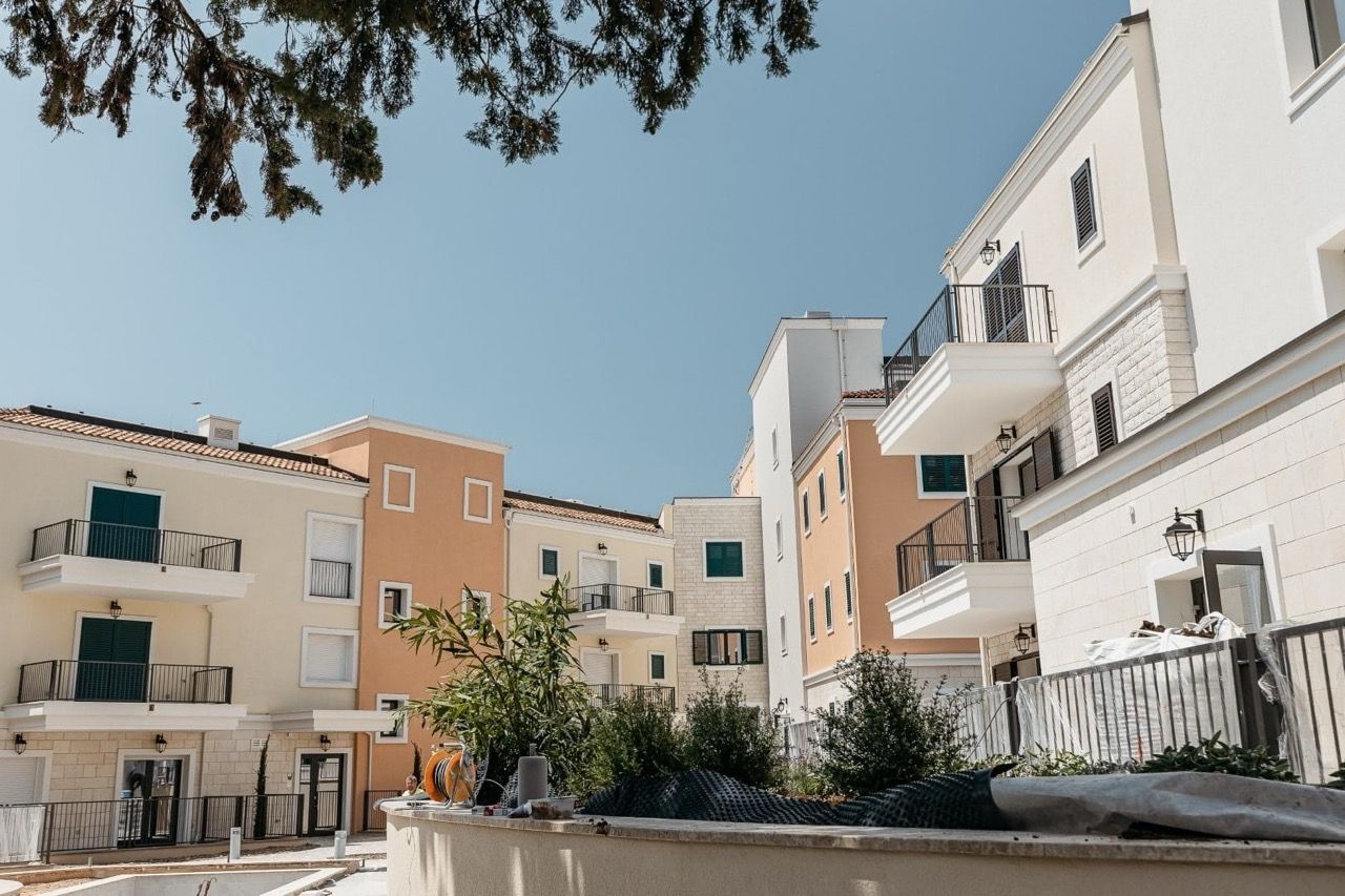 Complexe résidentiel moderne à Luštica Bay, Radovići, Monténégro : immeubles de faible hauteur avec balcons et terrain aménagé