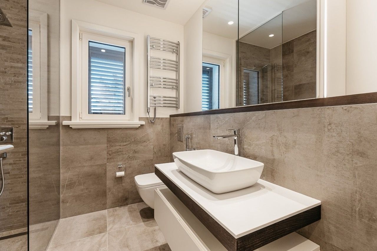 Salle de bains moderne avec douche et finition élégante dans l’appartement à Luštica Bay, Radovići, Monténégro.