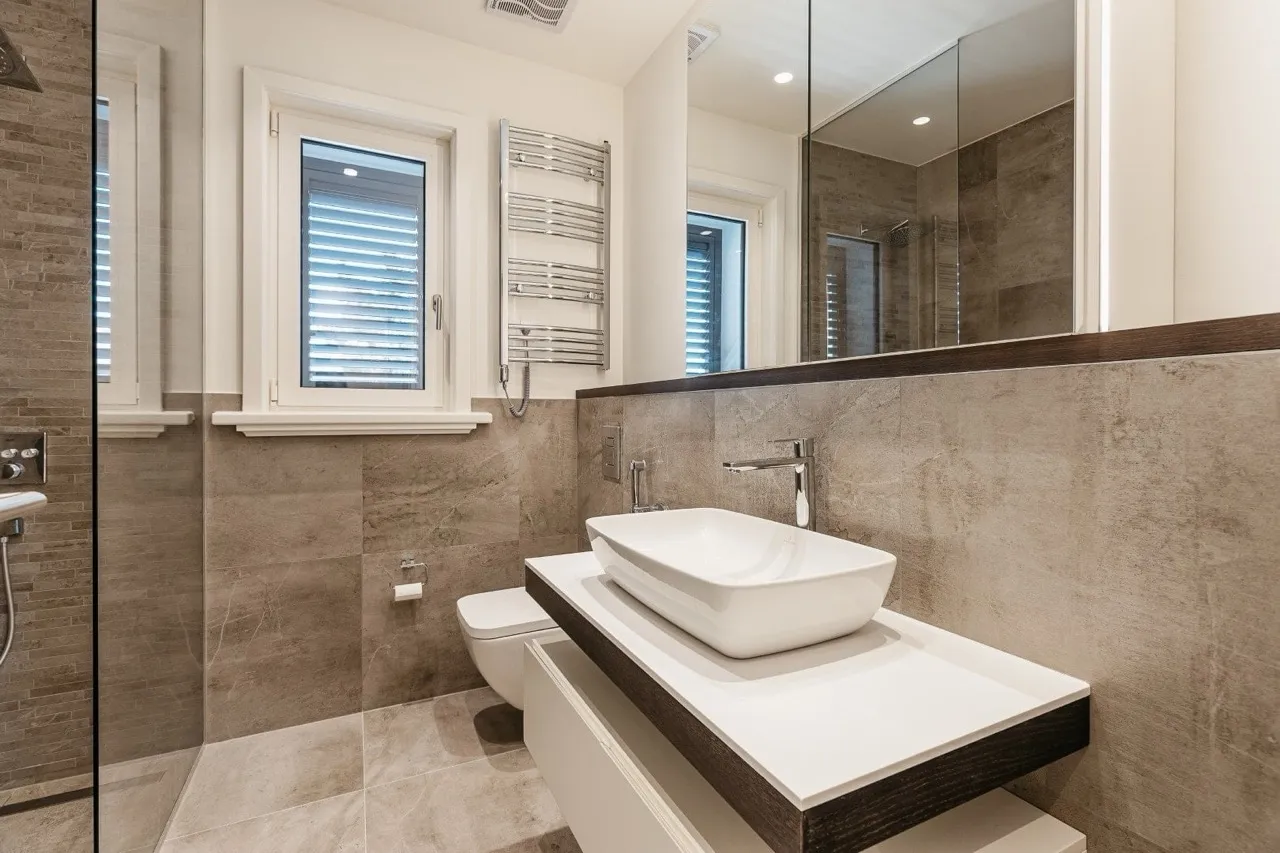 Modernes Badezimmer mit Dusche und stilvoller Ausstattung in einer Wohnung in Luštica Bay, Radovići, Montenegro.
