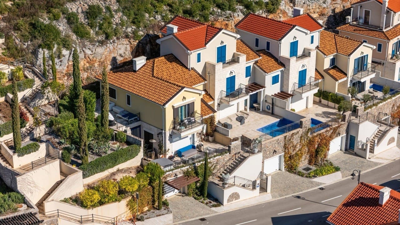 Vila u Luštica Bayu, Radovići, Crna Gora: pogled na kompleks sa terasama, bazenima i pejzažnim uređenjem.