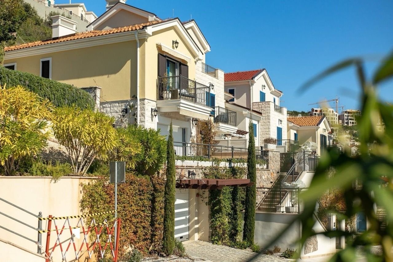Savremena vila sa terasama i garažom u elitnom kompleksu Luštica Bay, Radovići, Crna Gora.