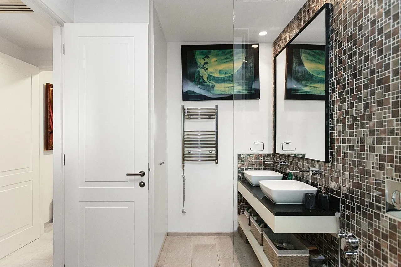 Modernes Badezimmer mit zwei Waschbecken und Mosaikfliesen in einer Villa in Luštica Bay, Radovići, Montenegro.