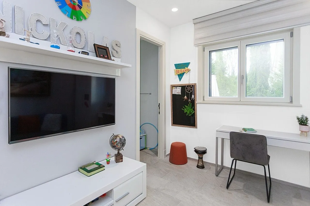 Kinderzimmer mit Schreibtisch und TV in der Villa Luštica Bay, Radovići, Montenegro: modernes Interieur mit Möbeln.