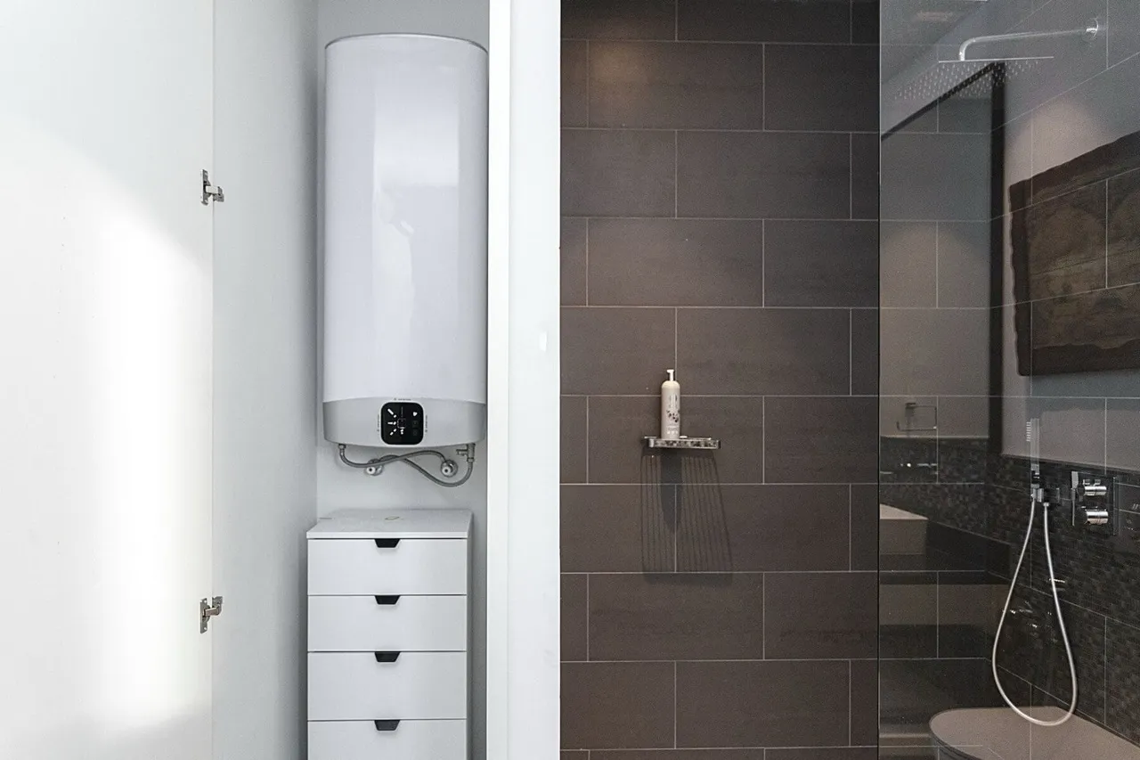 Modernes Badezimmer in einer Villa in Luštica Bay, Radovići, Montenegro: Duschkabine und eingebauter Boiler.