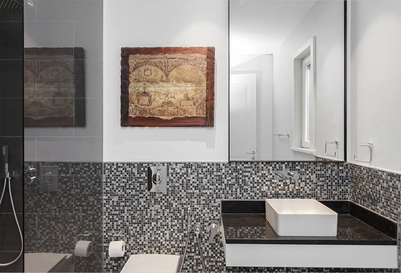 Modernes Badezimmer mit Mosaikfliesen in der Villa Luštica Bay, Radovići, Montenegro: Dusche und stilvolles Waschbecken.